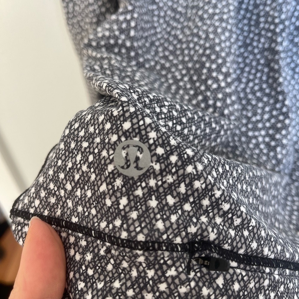 Lululemon Rush Hour Long Sleeve Frozen Fizz White Black - Picture 9 of 11
